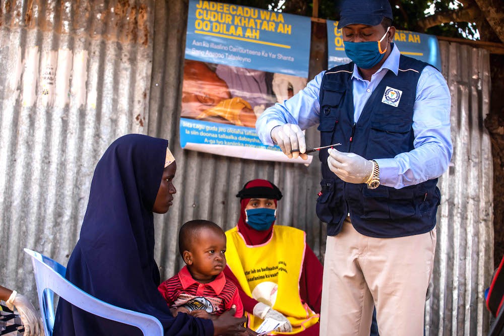 Image of giving medicine to women after checkup is complated at the time of campaigns by IHLO in somalia 